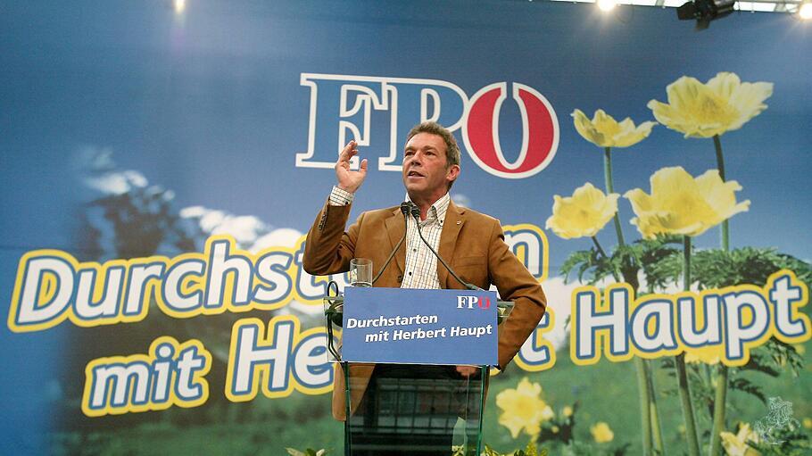 J&ouml;rg Haider bei einem FP&Ouml;-Parteitag 2002 in Linz