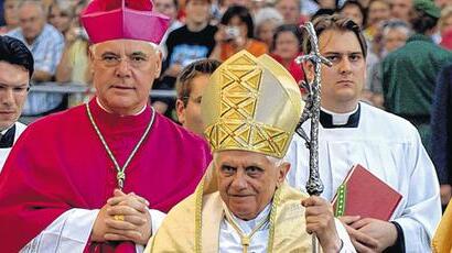 Papst Benedikt XVI.  verlässt den Regensburger Dom mit Bischof Gerhard Ludwig Müller