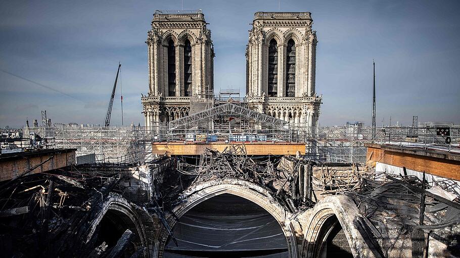 Beschädigte Pariser Kathedrale Notre-Dame