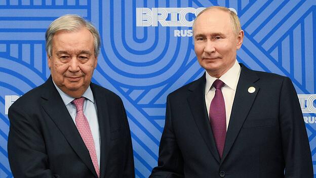 UN-Generalsekretär Antonio Guterres mit Wladimir Putin