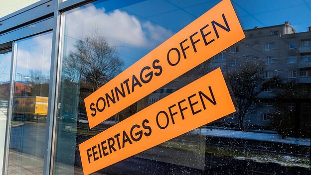 Geschäfts mit Aufschrift "Sonntags offen"