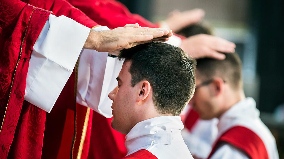 Priesteramtskandidaten bei der Handauflegung