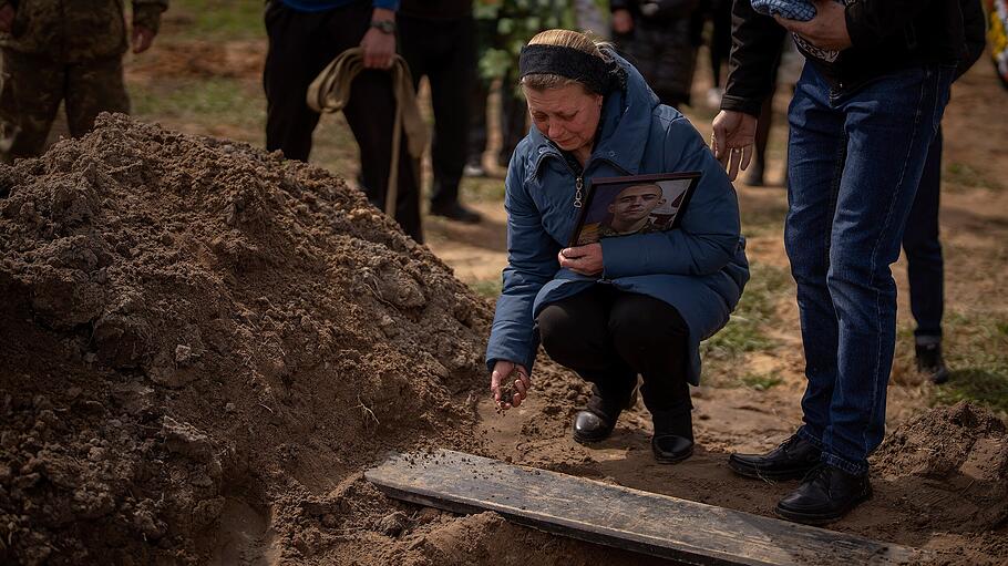 Butscha: Mutter trauert am Grab  um ihren gefallen Sohn