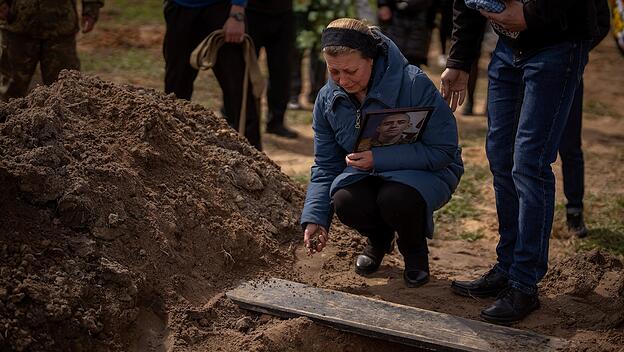 Butscha: Mutter trauert am Grab  um ihren gefallen Sohn