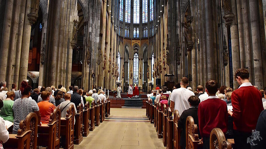 Gebet für Kardinal Woelki im Kölner Dom