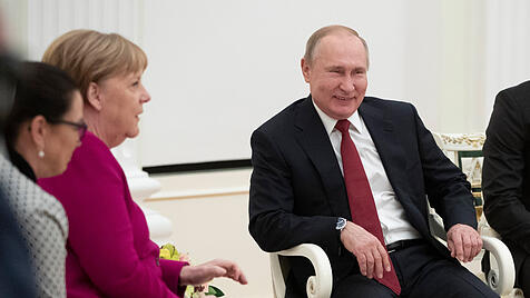 Merkel zu Krisengesprächen bei Putin in Moskau
