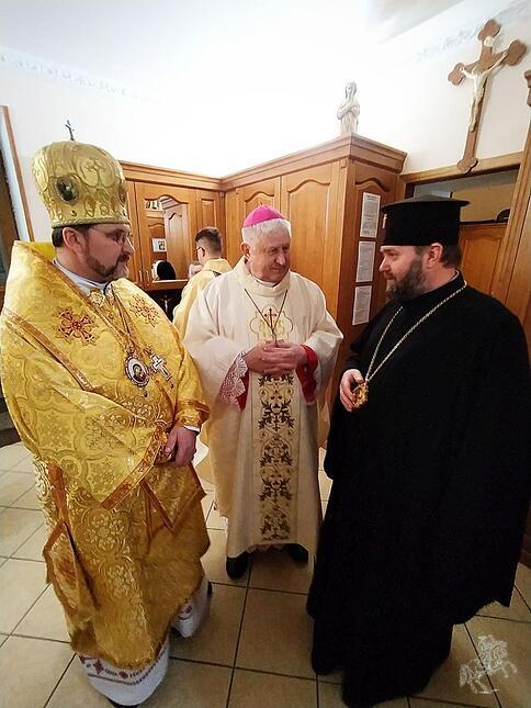 Eindrücke vom Palmsonntag in einer zerstörten Kirche in der Region Mykolaiv und von der Osterfeier in der Kathedrale in Odessa.