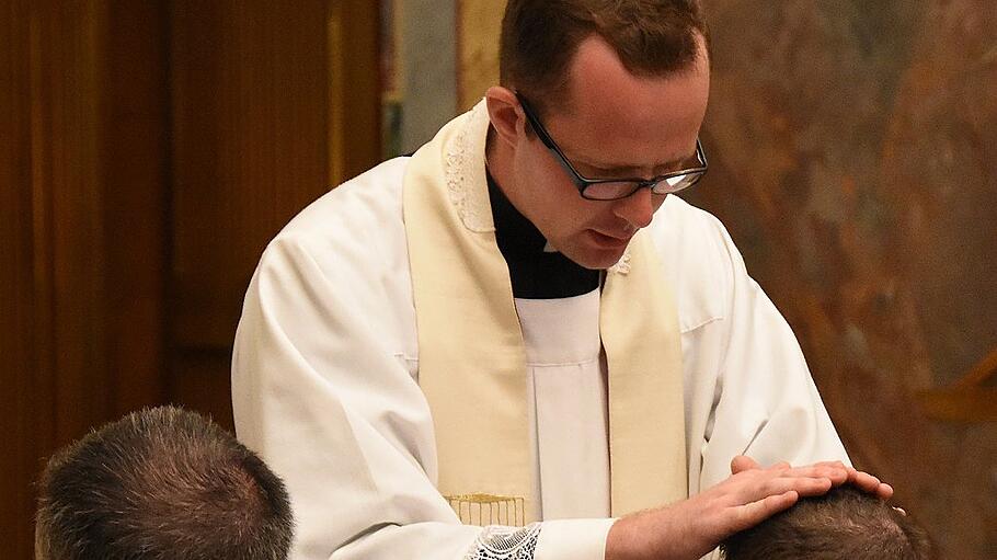 Pater Michael Sulzenbacher spendet den Primizsegen