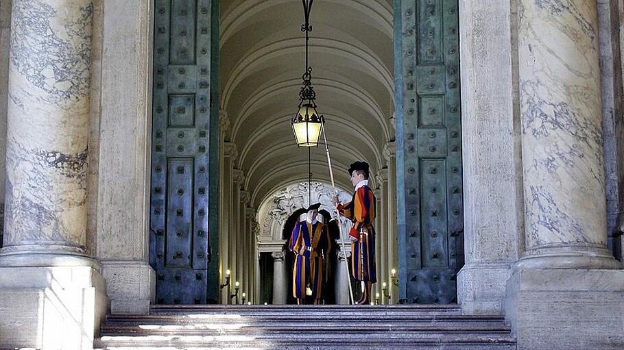 Das bewachte Bronzetor des Vatikans.