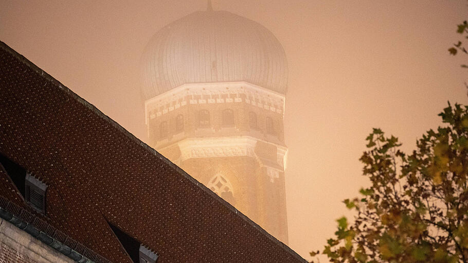 Die Frauenkirche ist fast vom Nebel verdeckt.