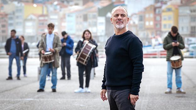 Zwei Jahre nach der gro&szlig;en Trag&ouml;die ist Luis (Javier Guti&eacute;rrez) davon &uuml;berzeugt, dass Musik Wunden eines ganzen Dorfes heilen kann.