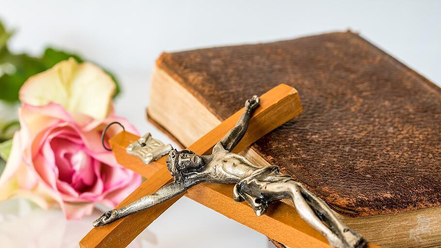 Im Kreuz Jesu zeigt sich die wahre Anbetung Gottes