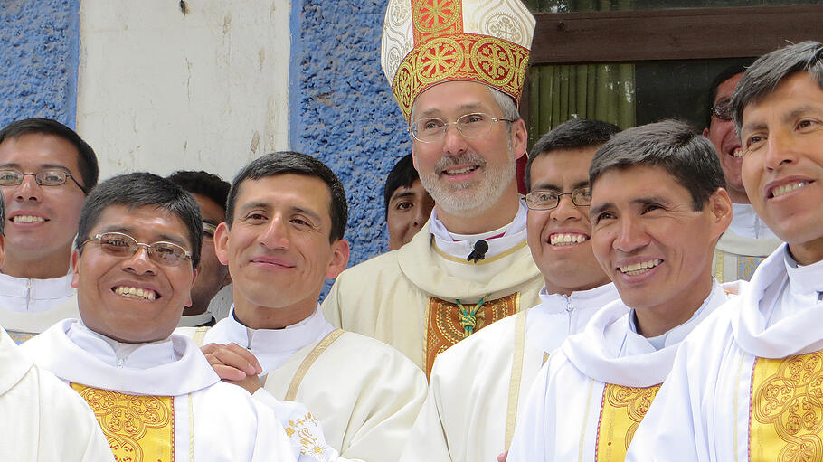 Bischof Schmalhausen mit Priestern seiner Pralatur