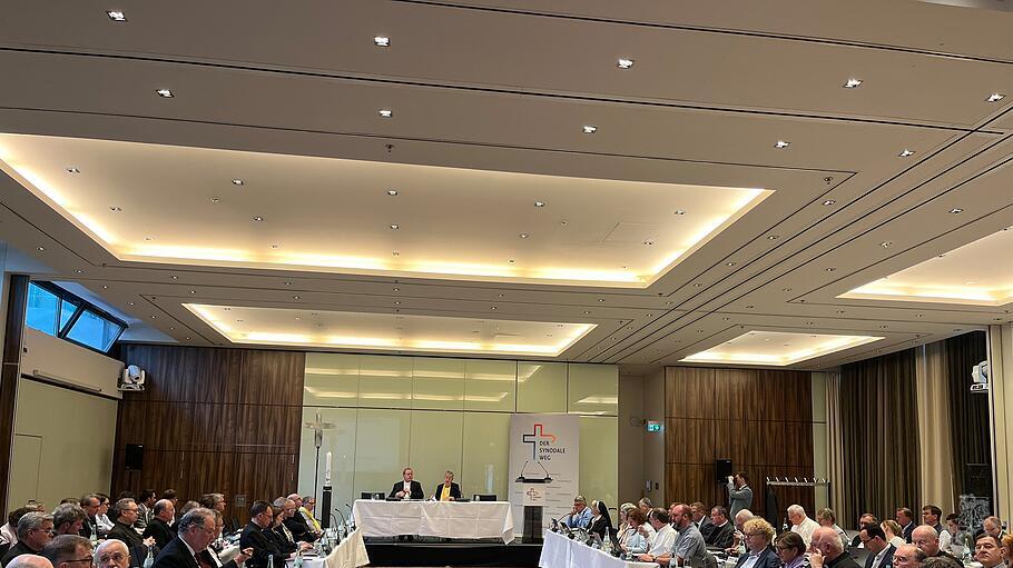 Synodaler Ausschuss: Bischöfe sind dazu aufgerufen, für die Unversehrtheit der Kirchengesetze Sorgen zu tragen