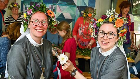Ordensschwestern mit Blumenkr&auml;nzen