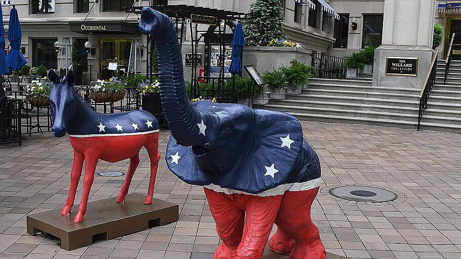 Esel und Elefant, die Symboltiere der führenden amerikanischen Parteien.