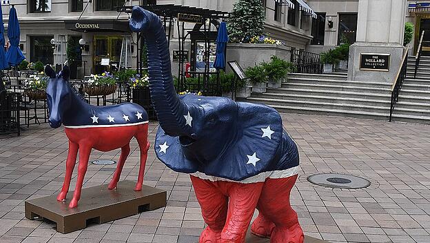 Esel und Elefant, die Symboltiere der führenden amerikanischen Parteien.