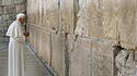 Papst Benedikt XVI. betet im Mai 2009 an der Klagemauer