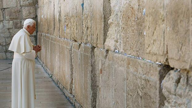 Papst Benedikt XVI. betet im Mai 2009 an der Klagemauer