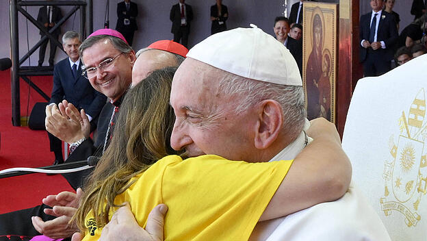 Pope Francis Meets With The WYD Volunteers - Lisbon Pope Francis meets with 25 000 World Youth Day volunteers in Lisbon,