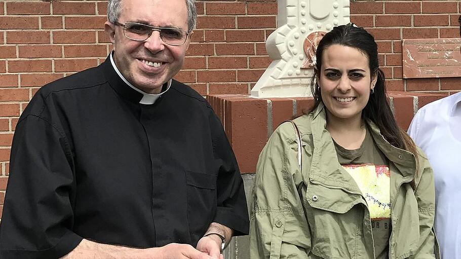Pfarrer Hofmann mit Pilar Lopez vor dem Caravaca-Kreuz
