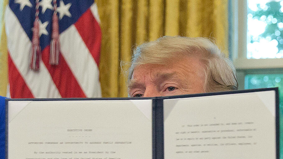 Donald Trump zeigt das unterschriebene vorübergehende Dekret