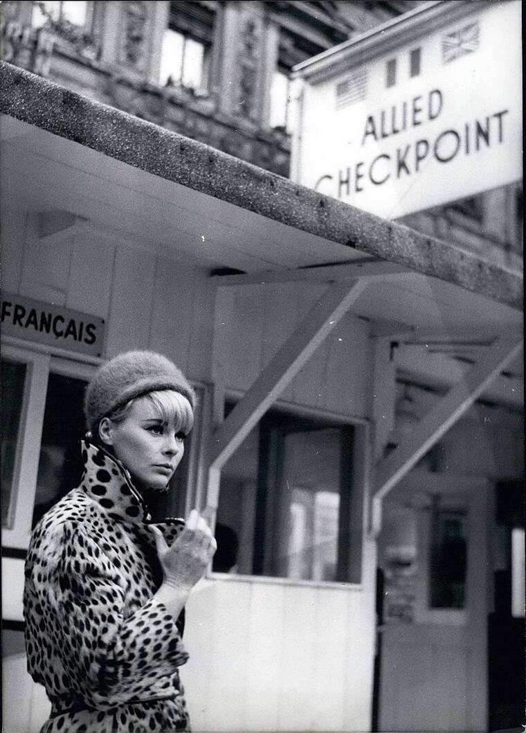 Elke Sommer im September 1966 beim Checkpoint Charlie.