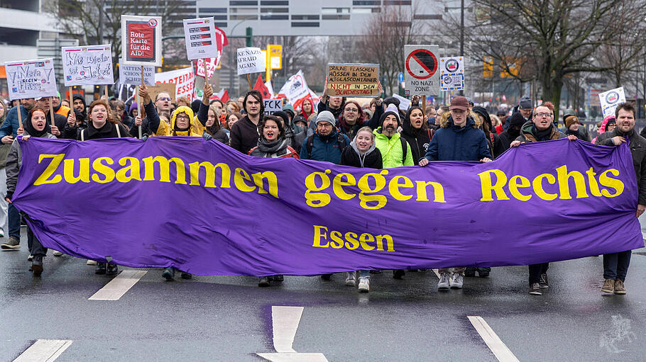 Demonstration gegen die AFD in Essen. 18.02.2024, EU, DEU, Deutschland, Nordrhein-Westfalen, Essen: nach der Veröffentli