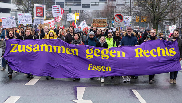 Demonstration gegen die AFD in Essen. 18.02.2024, EU, DEU, Deutschland, Nordrhein-Westfalen, Essen: nach der Veröffentli