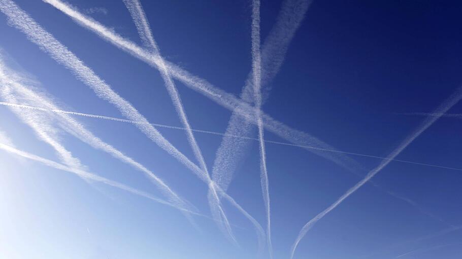 Kondensstreifen am Himmel über Stuttgart