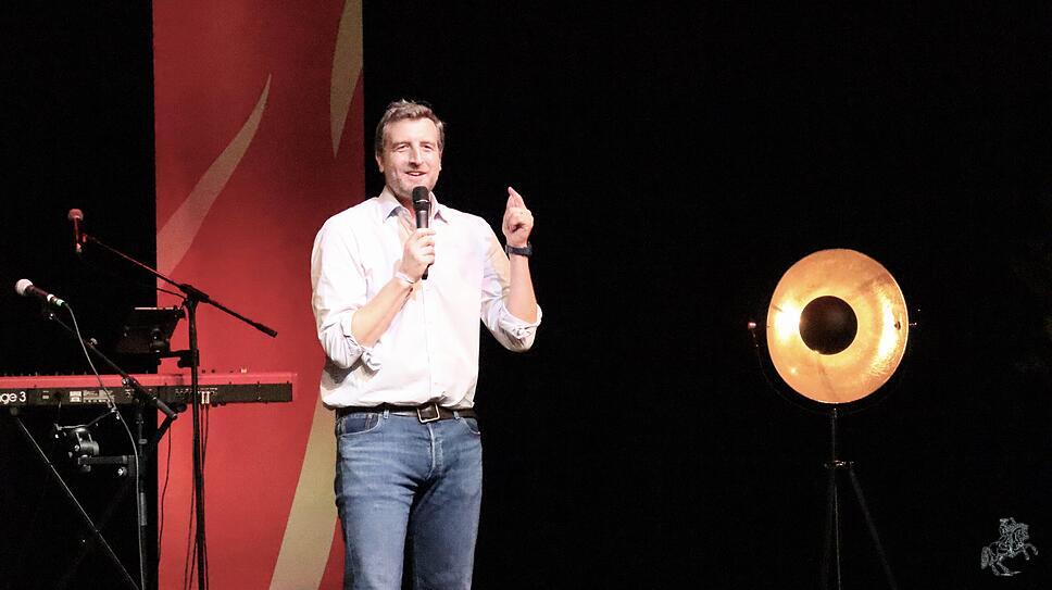 Max Oettingen bei seinem Vortrag bei der Feuer-Konferenz.