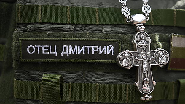 Russia Ukraine Military Operation Religion 8376268 22.02.2023 A crucifix is worn by Archpriest Dmitry Korotkov, the head