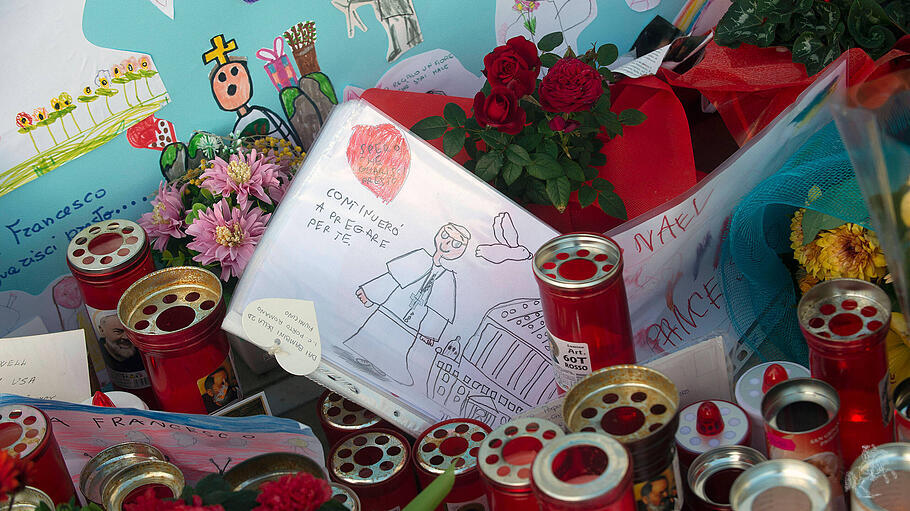 ITALY - PEOPLE PRAY OUTSIDE THE AGOSTINO GEMELLI POLYCLINIC IN ROME  - 2025/2/28