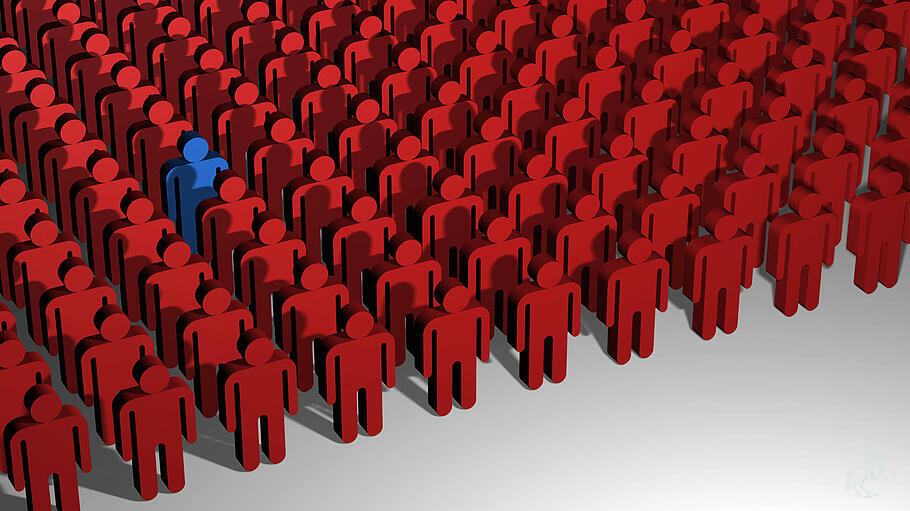 A 3D image of lines of little red people with on standing out from the crowd. PUBLICATIONxINxGERxSUIxAUTxONLY Copyright: