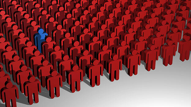 A 3D image of lines of little red people with on standing out from the crowd. PUBLICATIONxINxGERxSUIxAUTxONLY Copyright: