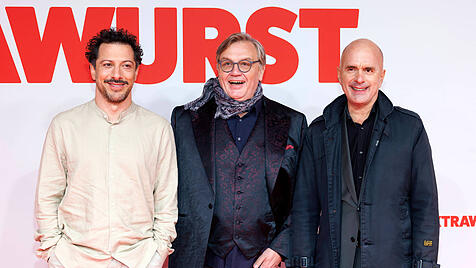 &bdquo;Extrawurst&ldquo;: Fahri Yardim, Hape Kerkeling und Christoph Maria Herbst (v. l.) sind drei der prominenten Kom&ouml;dianten im neuen Film von Marcus H. Rosenm&uuml;ller. Imago / Panama Pictures