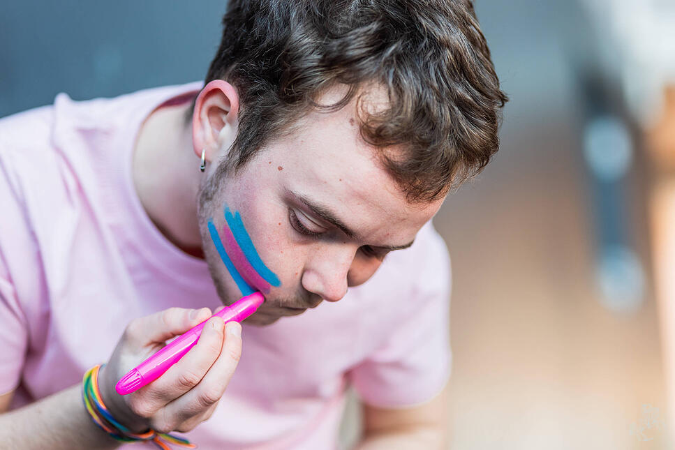 Jugendlichen, die über ihre Geschlechtsidentität nachdenken, solle man laut Johannes Huber mit Empathie begegnen.