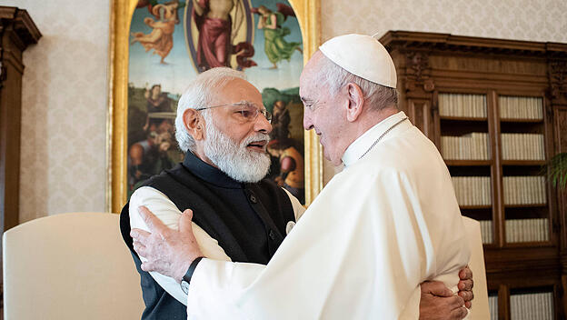 Indiens Premierminister Narendra Modi mit Papst Franziskus im Vatikan
