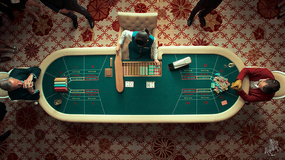 Edward Berger lässt seine Figuren in „Ballad of a Small Player“ in der Spielhölle schmoren.