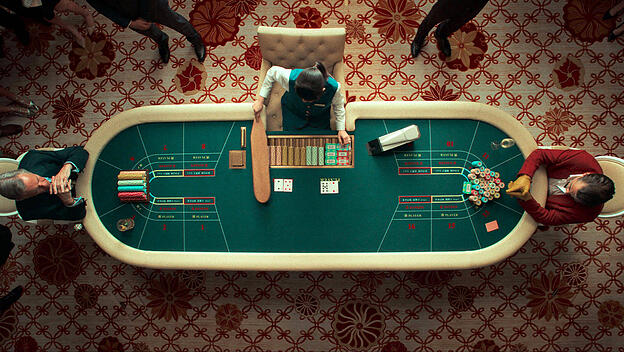 Edward Berger lässt seine Figuren in „Ballad of a Small Player“ in der Spielhölle schmoren.