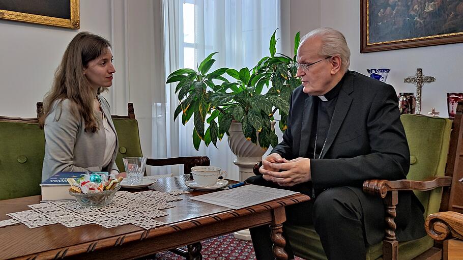 "Tagespost"-Redakteurin Franziska Harter beim Interview mit dem Erzbischof von Budapest, Peter Kardinal Erdö.