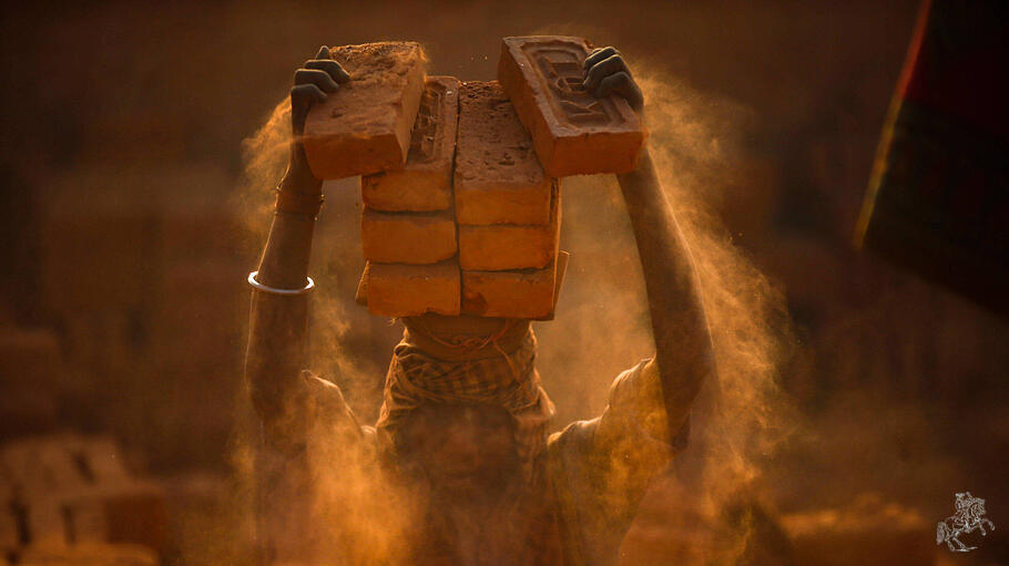 Arbeiter in einer Ziegelei