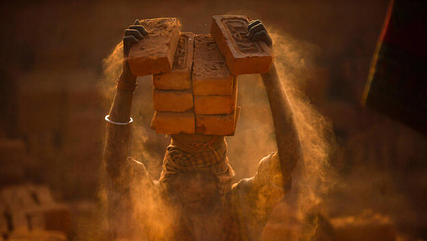 Arbeiter in einer Ziegelei