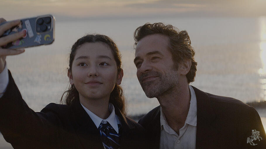 Jay (Romain Duris) fährt jeden Tag mit seinem Taxi durch Tokio auf der Suche nach seiner Tochter Lily. Als ein Mädchen (Mei Cirne-Masuki) in sein Taxi steigt, glaubt er, Lily gefunden zu haben.