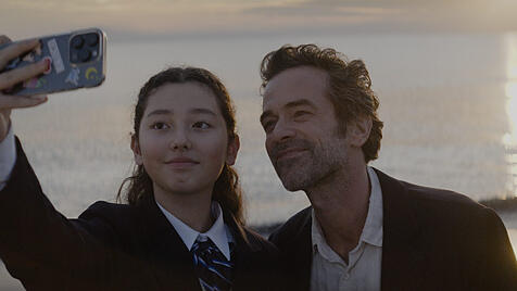 Jay (Romain Duris) f&auml;hrt jeden Tag mit seinem Taxi durch Tokio auf der Suche nach seiner Tochter Lily. Als ein M&auml;dchen (Mei Cirne-Masuki) in sein Taxi steigt, glaubt er, Lily gefunden zu haben.