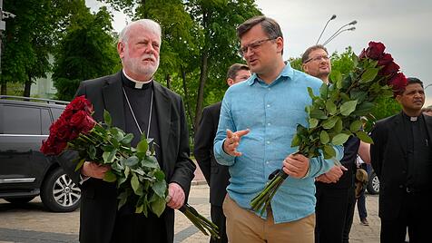 Kurienerzbischof Paul Richard Gallagher und der ukrainische Außenminister Dmytro Kuleba