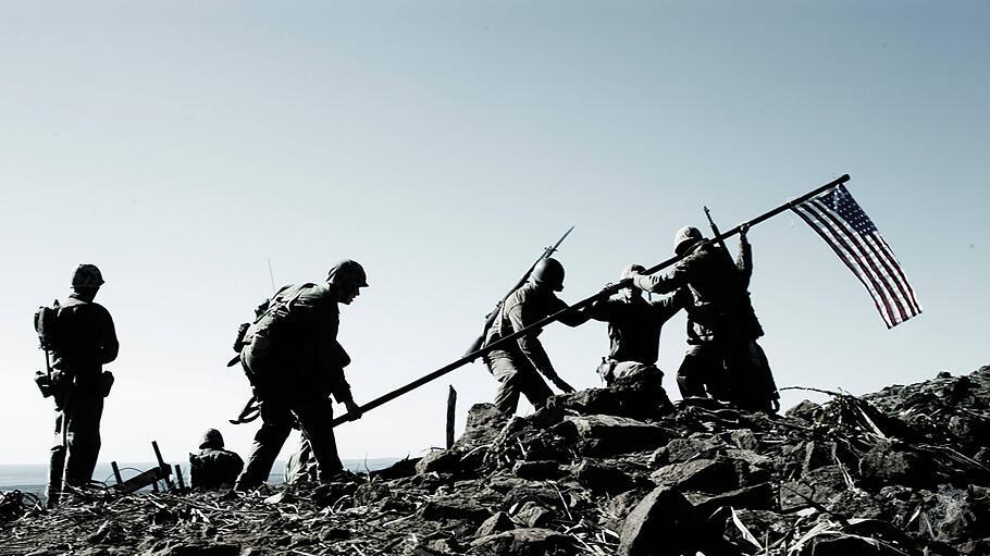 In Kriegen entstehen Legenden. Der Kriegsfilm &bdquo;Flags of Our Fathers&ldquo; erz&auml;hlt die Geschichte einer historischen Flaggenhissung, die als ikonisches Bild in die Geschichtsb&uuml;cher einging.