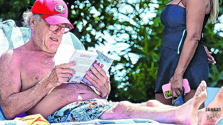 Oliver Stone zählt auch mit 80 noch zu den besonders fleißigen Regisseure Hollywoods. Der Schnappschuss am Pool mit seiner dritten Frau Frau Sun-jung Jung stammt aus dem letzten Sommer.