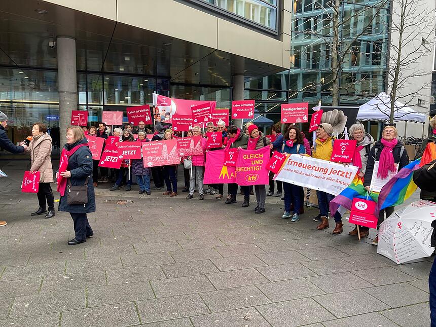 Demos vor der Tür des Synodalen Weges