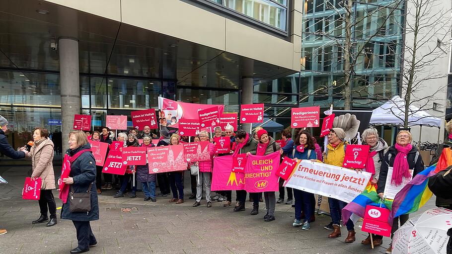 Demos vor der Tür des Synodalen Weges
